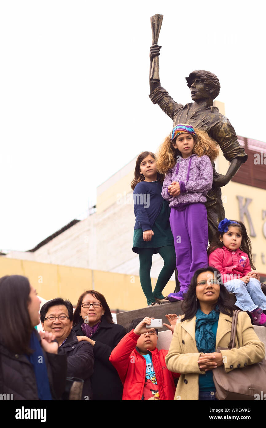 LIMA, Perù - Luglio 21, 2013: Unidentified persone che guardano la parata di Wong dalla statua del "Lector' su Avenue Ricardo Palma Foto Stock