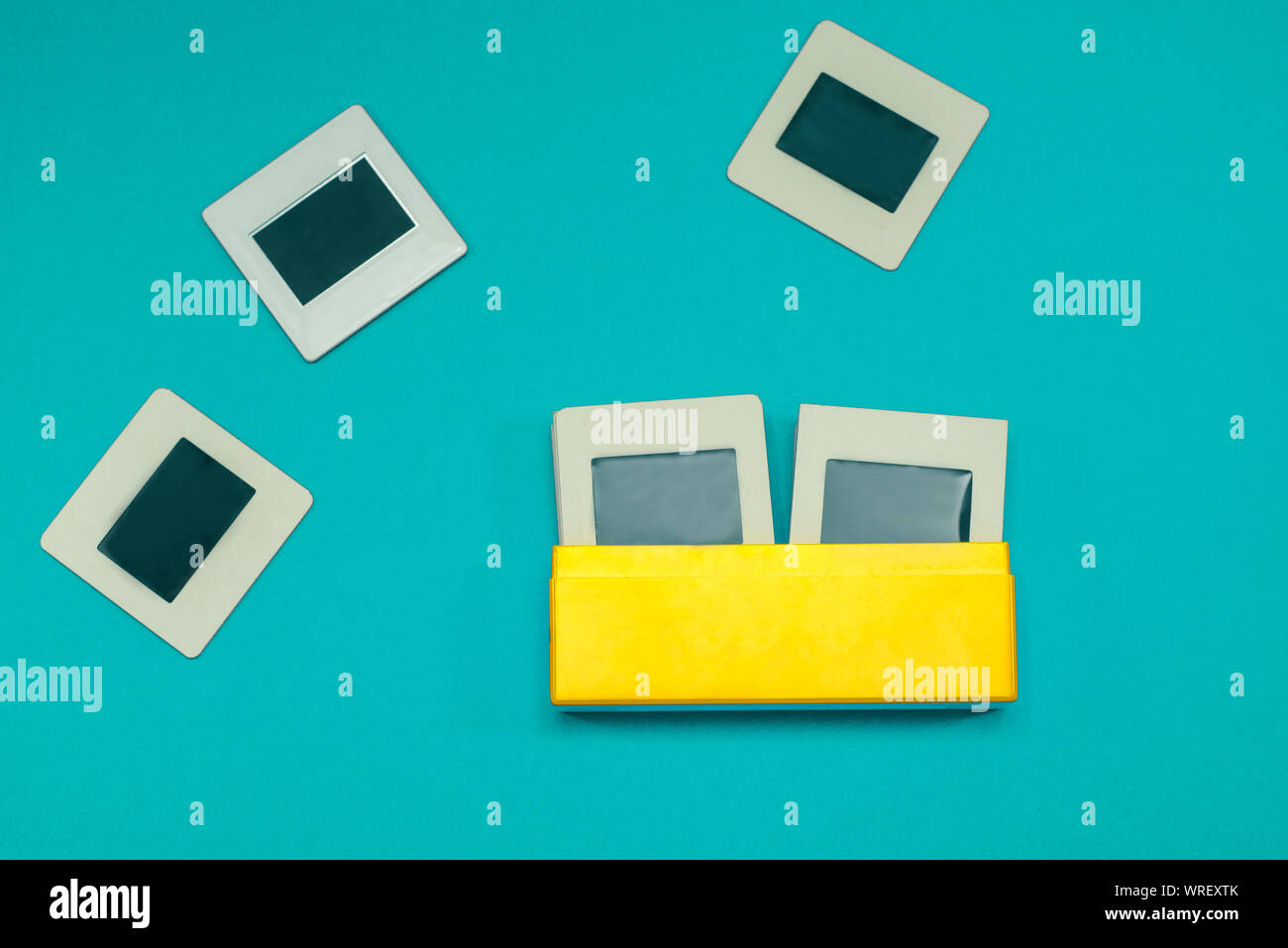 Retrò 35mm slitta Raccolta foto in vibranti box giallo su sfondo turchese Foto Stock