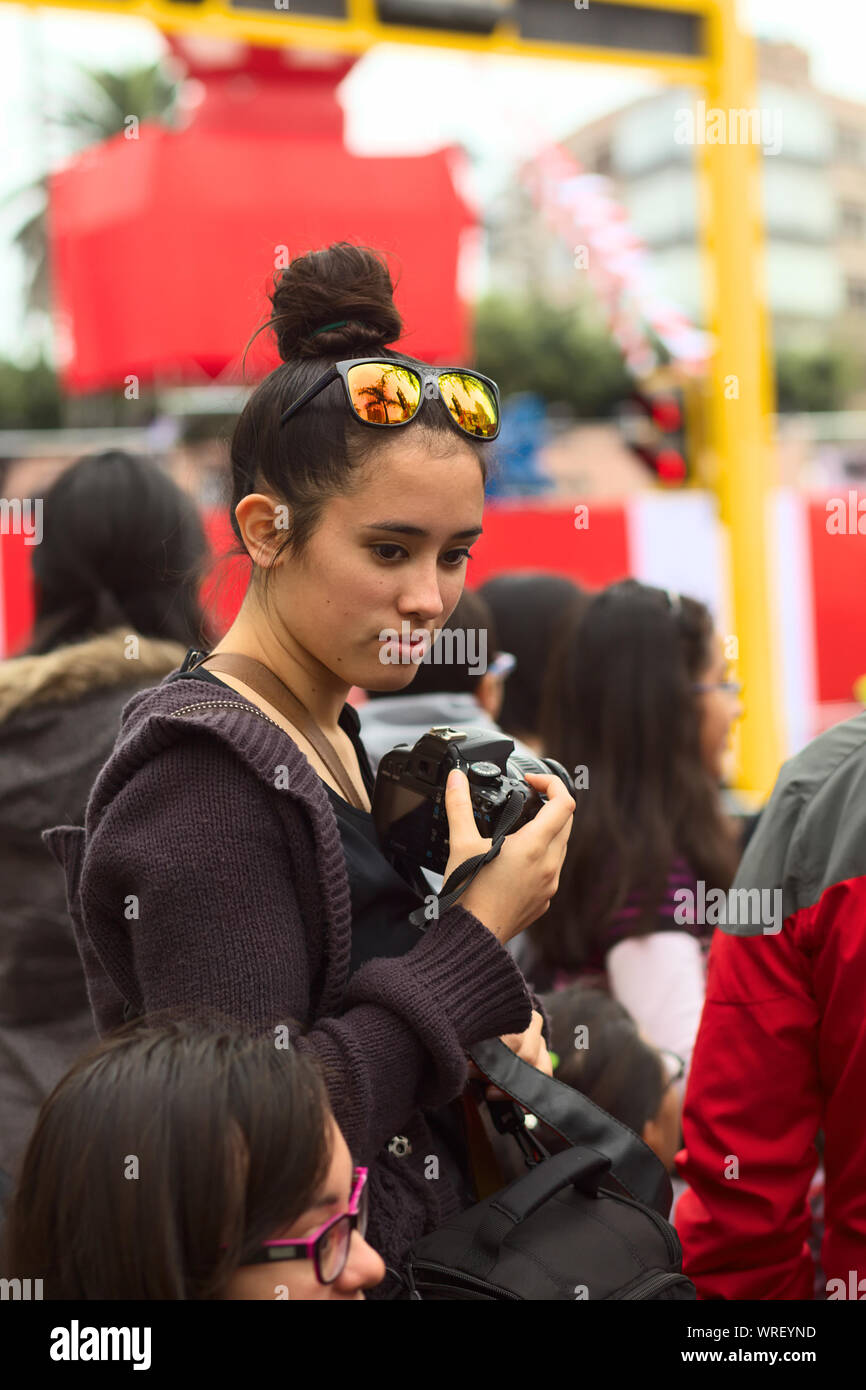 LIMA, Perù - Luglio 21, 2013: Unidentified giovane donna con la fotocamera sul Wong sfilata in Miraflores sulla luglio 21, 2013 a Lima in Perù. Foto Stock
