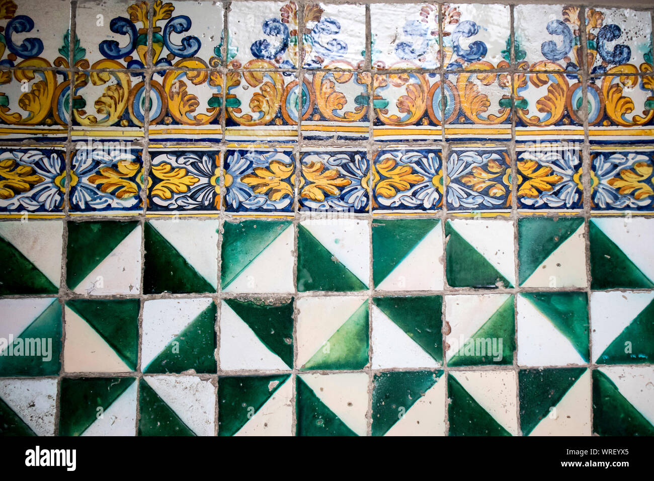 Campioni di piastrelle in ceramica sulle pareti delle case a Barcellona Foto Stock