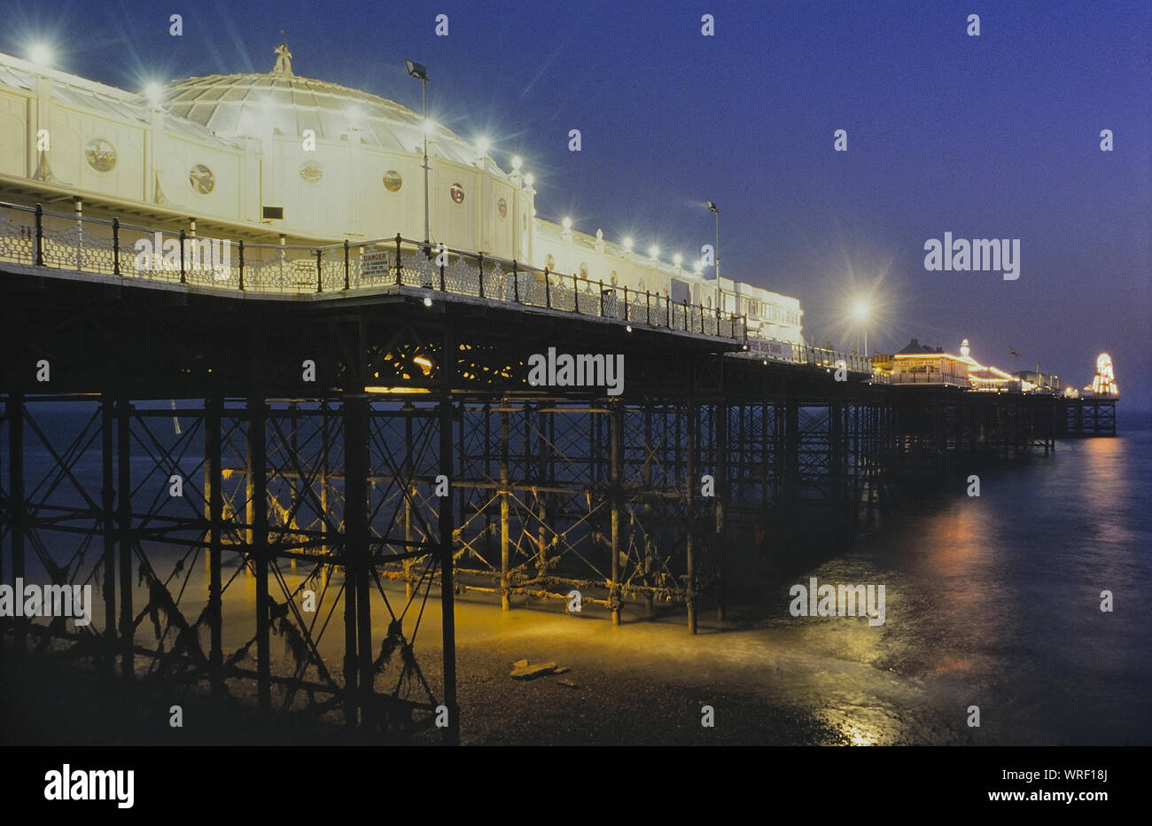 Palace Pier Brighton di notte, East Sussex, Inghilterra, Regno Unito. Circa ottanta Foto Stock