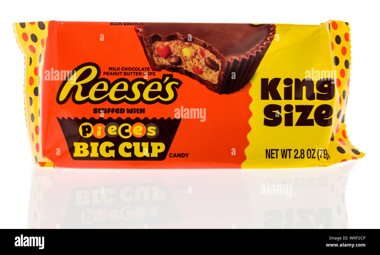 Winneconne, WI - 10 Settembre 2019: un sacco di cioccolato Reeses candy burro di arachidi farcita con Reeses pezzi isolato su un background. Foto Stock