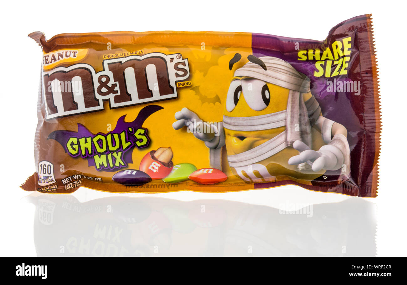 Winneconne, WI - 10 Settembre 2019: un sacco di cioccolato MMS candy peanut ghouls mix sapore isolato su un background. Foto Stock