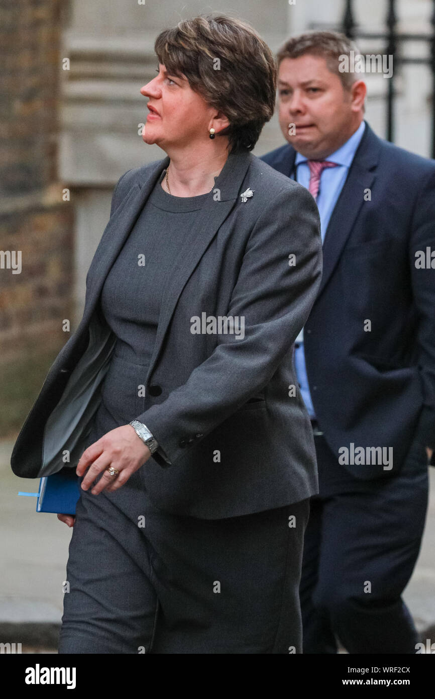 Westminster, Londra, decimo Sep 2019. DUP leader Arlene Foster e vice leader Nigel Dodds immettere n. 10 di Downing Street in Westminster, ha detto di essere incontro il Primo Ministro Boris Johnson. La DUP è attualmente in un governo di coalizione con il Partito conservatore. Credito: Imageplotter/Alamy Live News Foto Stock