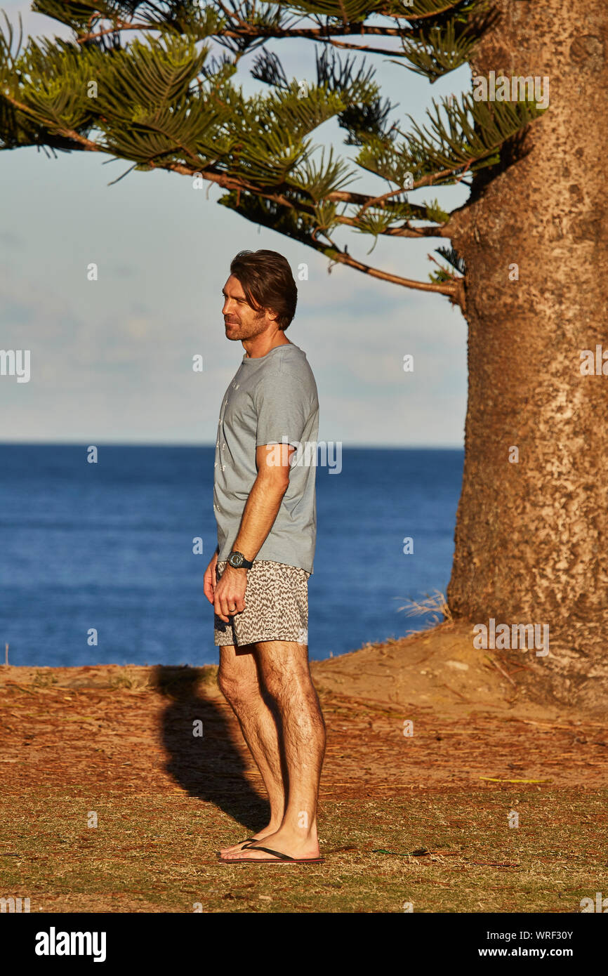 Attore Rohan Nichol che gioca Ben Astoni le riprese di una scena esterna di casa e fuori programma televisivo a Palm Beach, Nuovo Galles del Sud, Australia Foto Stock