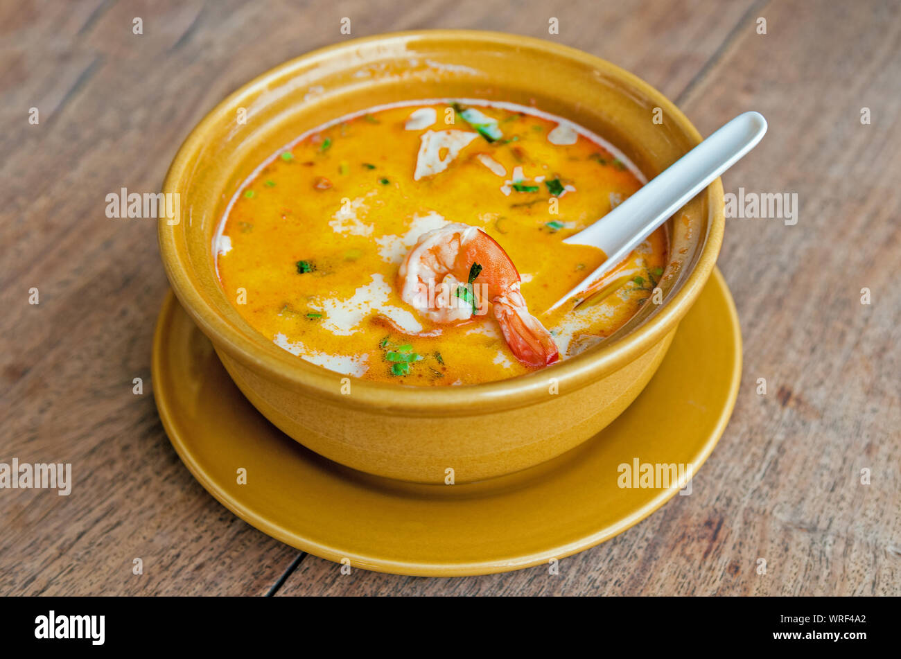 Gamberi e limone zuppa di erba con funghi,Tom Yam Kung ,cibo tailandese sul tavolo di legno Foto Stock