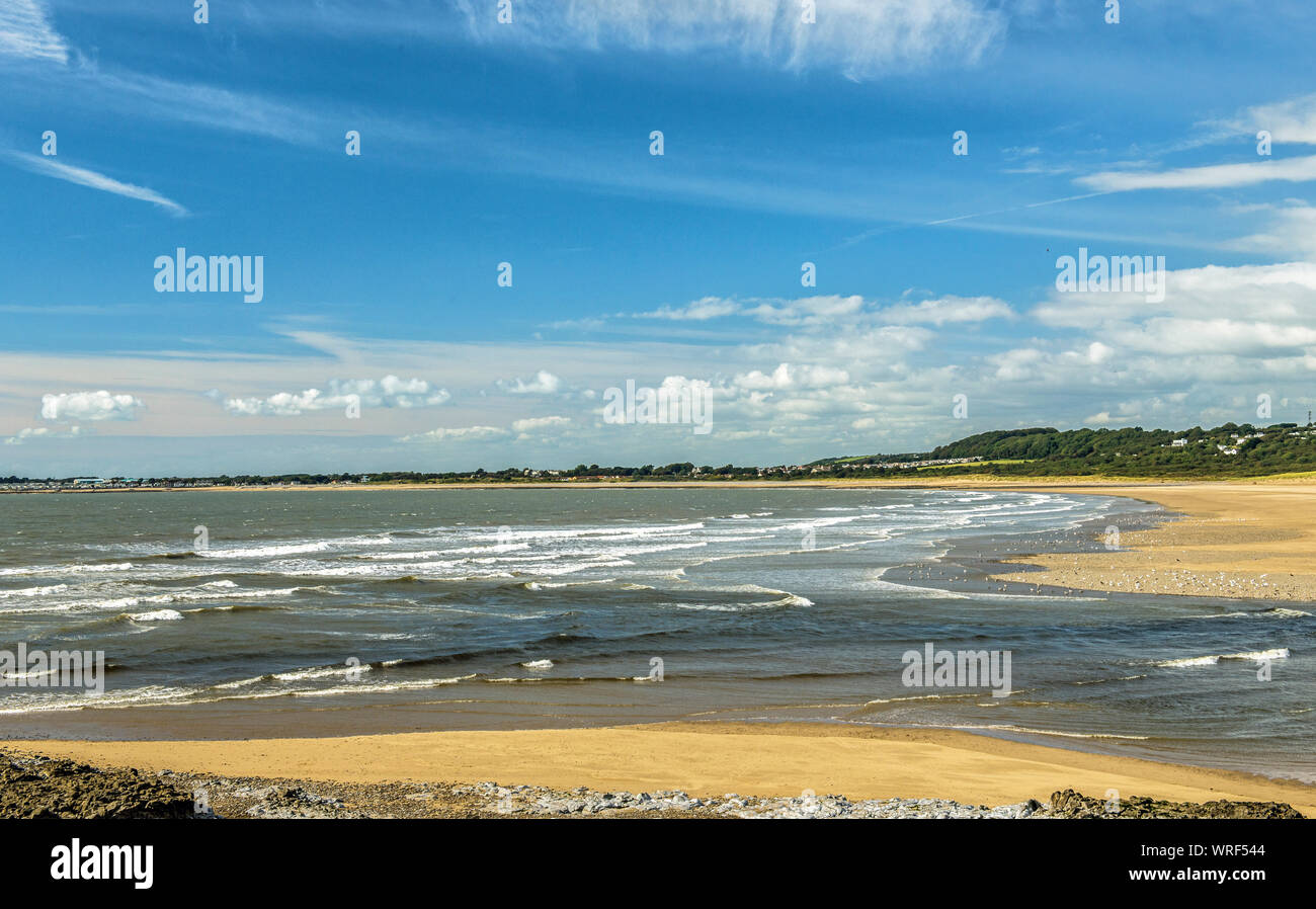 L'estuario del fiume Ogmore a Ogmore by Sea sulla costa del Galles del Sud in una giornata di sole. Le sabbie dietro sono Merthyr Mawr spiaggia Foto Stock L'estuario del fiume Ogmore a Ogmore by Sea sulla costa del Galles del Sud in una giornata di sole. Le sabbie dietro sono Merthyr Mawr spiaggia Foto Stock