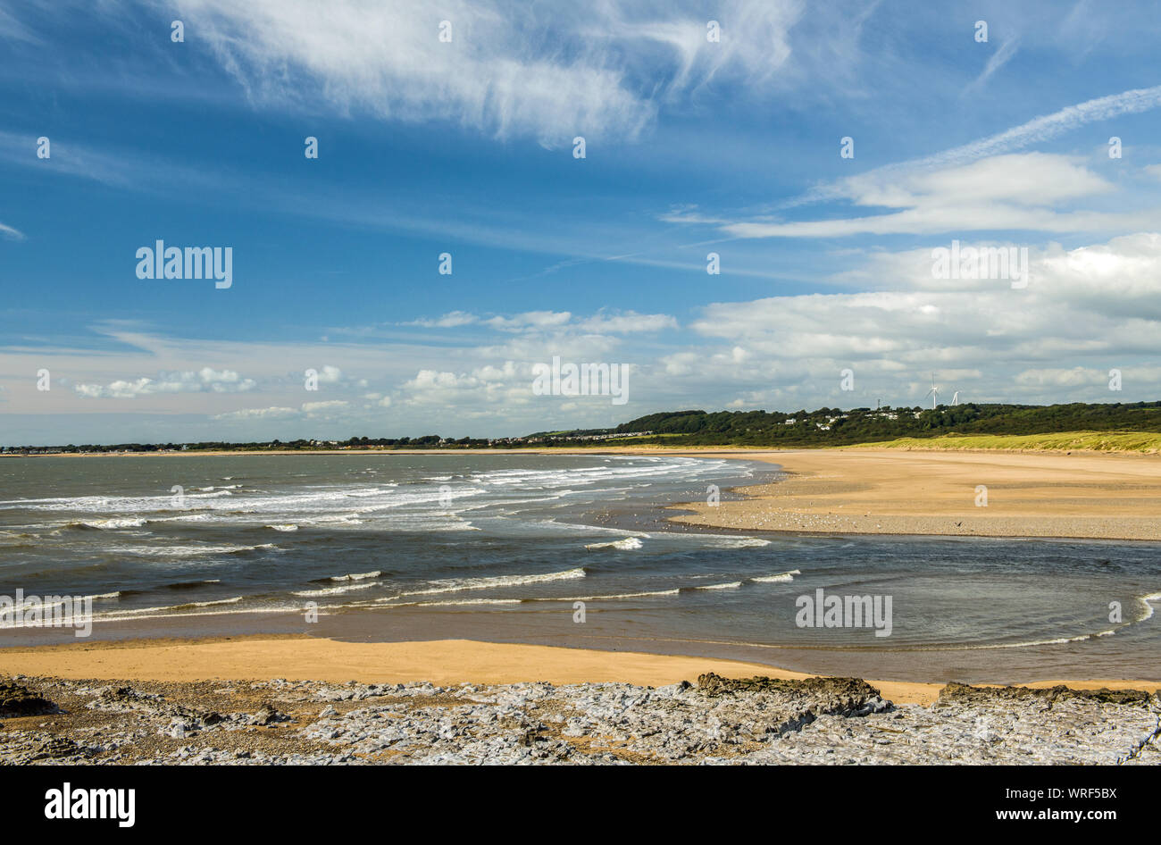 L'estuario del fiume Ogmore a Ogmore by Sea sulla costa del Galles del Sud in una giornata di sole. Le sabbie dietro sono Merthyr Mawr spiaggia Foto Stock L'estuario del fiume Ogmore a Ogmore by Sea sulla costa del Galles del Sud in una giornata di sole. Le sabbie dietro sono Merthyr Mawr spiaggia Foto Stock