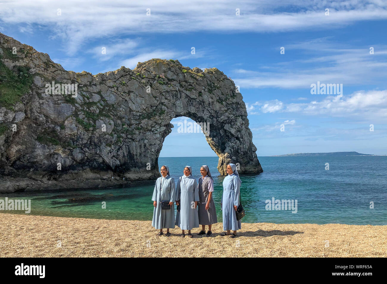 Le monache sulla spiaggia di Durdle porta, nelle vicinanze Lulworth Cove nel Dorset Foto Stock