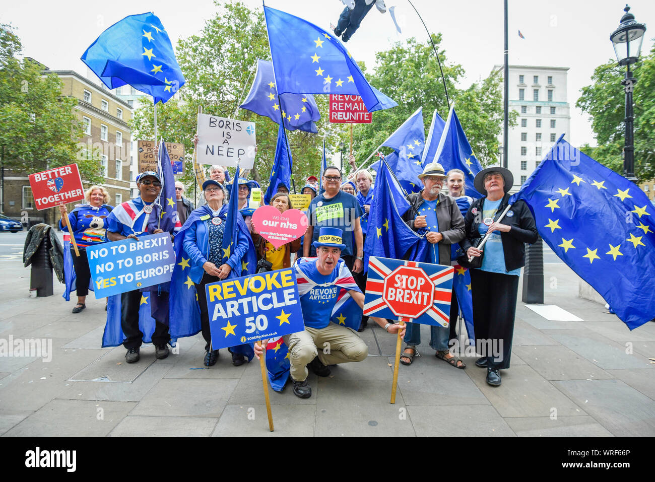 Londra, Regno Unito. Il 10 settembre 2019. Manifestanti Anti-Brexit guidato da Steve Bray (C) campagna al di fuori del Cabinet Office in Whitehall il primo giorno di proroga della Camera dei Comuni in cui il Parlamento sarà sospesa per cinque settimane. La notte precedente, MPs discusso fino alle prime ore del mattino e ha votato per rifiutare la chiamata del primo ministro Boris Johnson per un attimo le elezioni generali. Credito: Stephen Chung / Alamy Live News Foto Stock