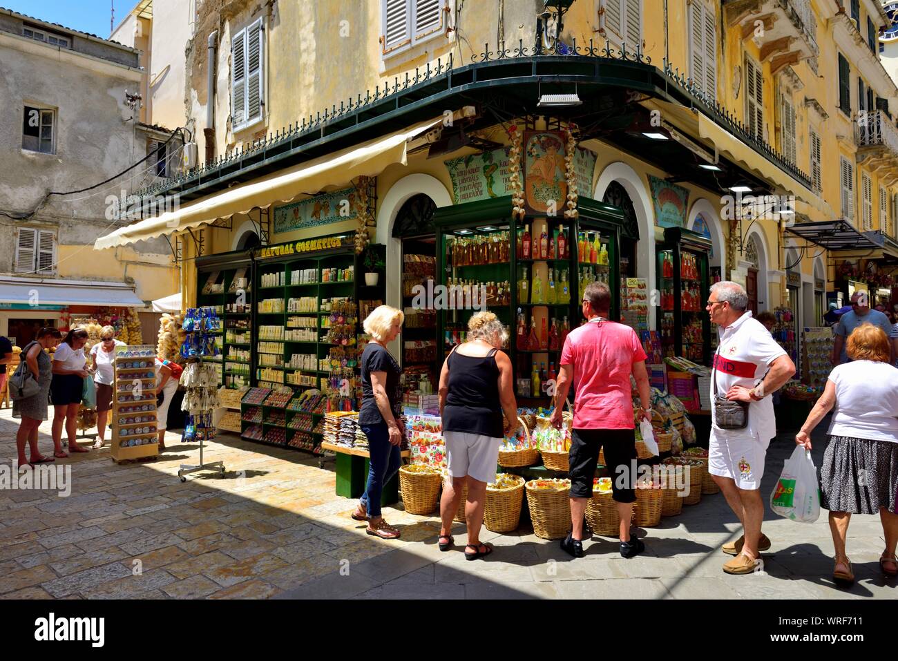 I turisti,negozi,Corfu Old Town,Kerkyra,Kerkira,Corfù, Grecia, isole Ionie Foto Stock