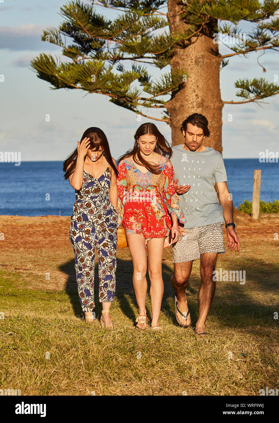 Attori Rohan Nichol, Anna Cocquered e Kesti Morassi le riprese di una scena esterna di Home & Away serie televisiva a Palm Beach, NSW, Australia Foto Stock