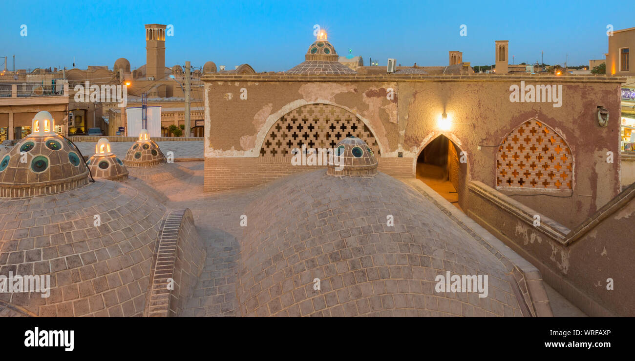 Sultan Amir Ahmad Bathhouse, cupole al tramonto, Kashan, Provincia di Isfahan, Repubblica Islamica di Iran Foto Stock