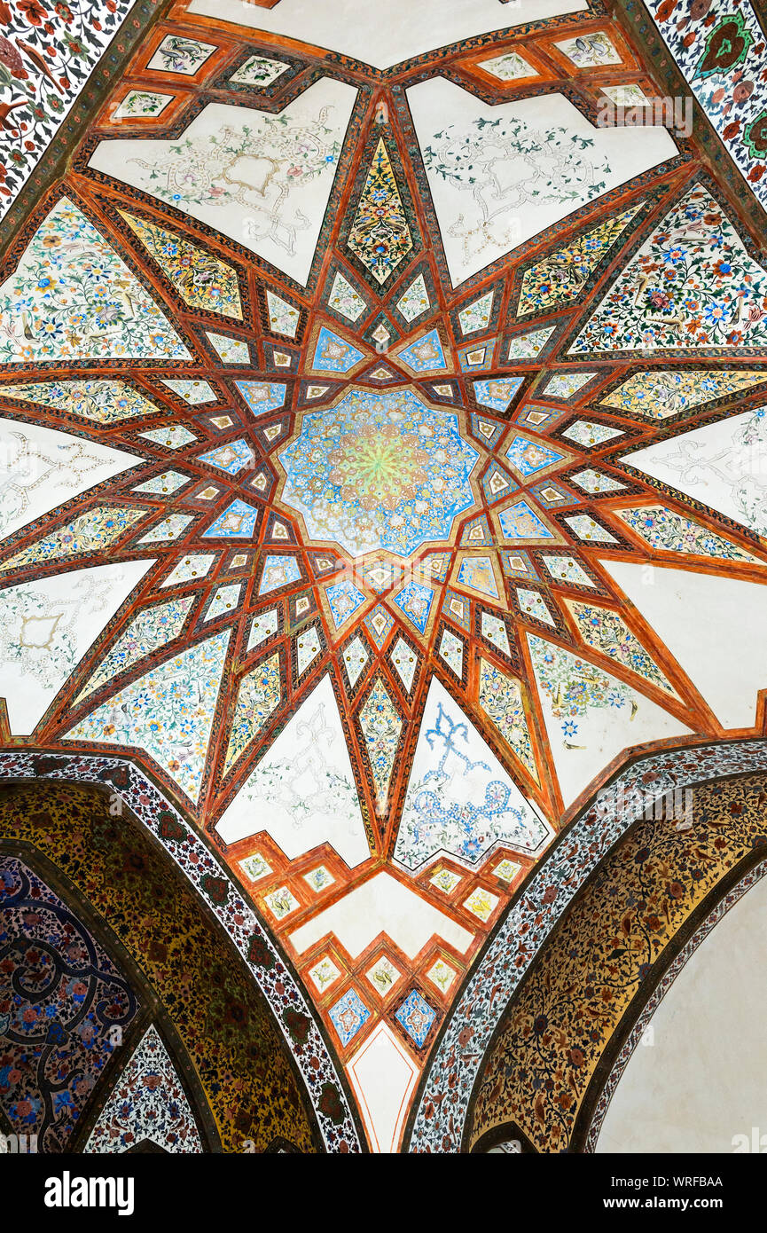 Pinna giardino, Kushak pavilion, Particolare del soffitto, Kashan, Provincia di Isfahan, Repubblica Islamica di Iran Foto Stock