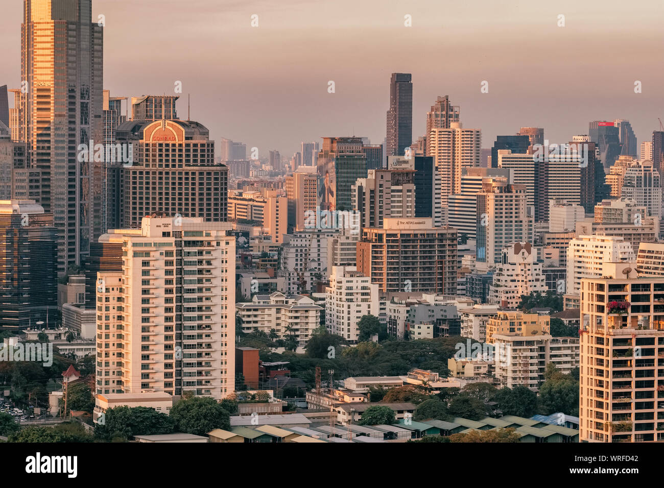 Bangkok, Tailandia - 6 Marzo 2019: Bangkok skyline della città con grattacieli urbani al tramonto, Thailandia Foto Stock