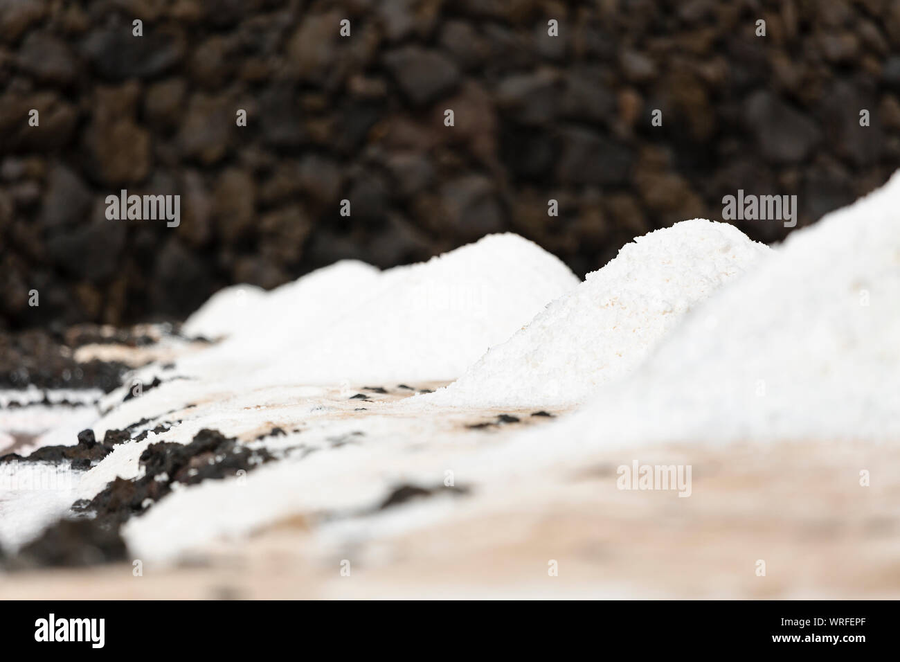 Enormi cumuli di sale in Salinas de Fuencaliente, La Palma, Spagna con particolare attenzione alla seconda pila. Foto Stock