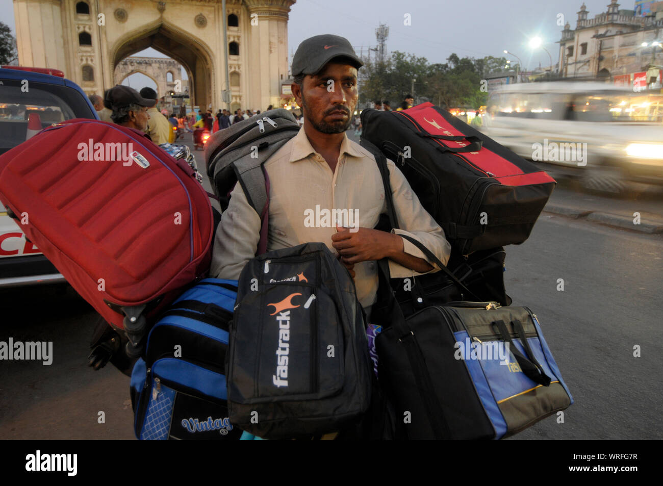 Un venditore ambulante vendita di borse da viaggio nella trafficata vecchio mercato di Hyderabad nel sud dello stato indiano Andhra Pradesh. Fotografia: Sondeep Shankar Foto Stock
