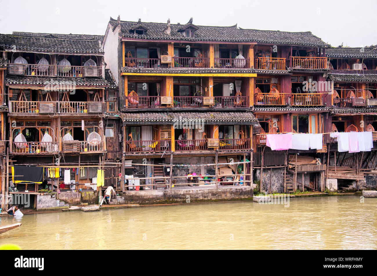 Fenghuang, Cina. Settembre 13, 2015. Ospiti cinesi case e balconi sulle rive del Tuo Jiang fiume di Fenghuang antica città nello Hunan prov Foto Stock