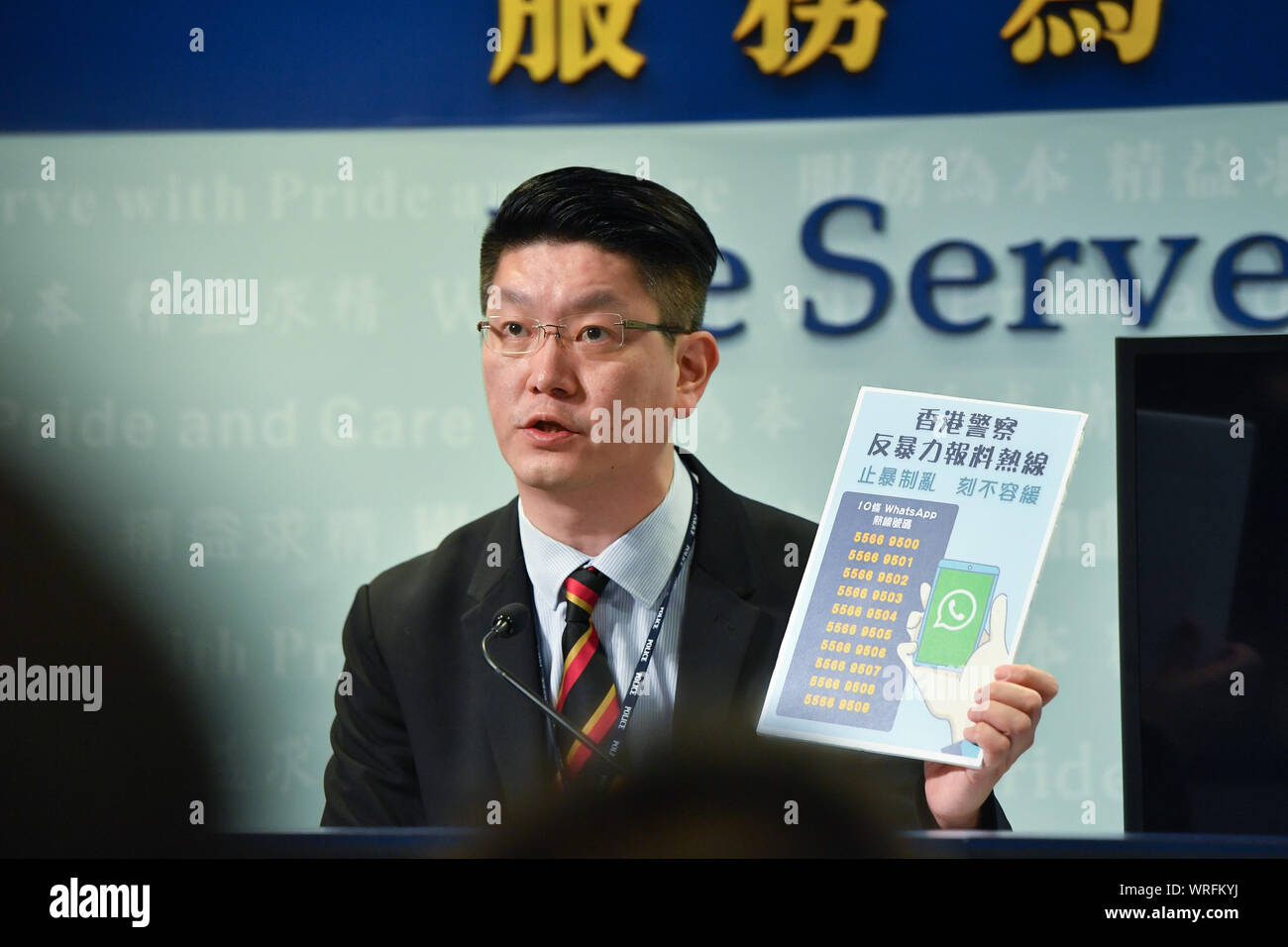 Hong Kong. Decimo Sep, 2019. Il sovrintendente di Senior Chan Chi-yung dei sistemi di informazione ala della polizia di Hong Kong ha vigore parla durante una conferenza stampa nel sud della Cina di Hong Kong, Sett. 10, 2019. La polizia di Hong Kong ha detto martedì 10 anti-violenza hotline è stato lanciato come i disordini inserito il terzo mese. Secondo la polizia, le hotlines sono unicamente per la ricezione di anti-violenza informazioni, compresi foto, clip audio e video tramite WhatsApp al fine di contribuire alla prevenzione e all'individuazione dei reati. Credito: Liu Dawei/Xinhua/Alamy Live News Foto Stock