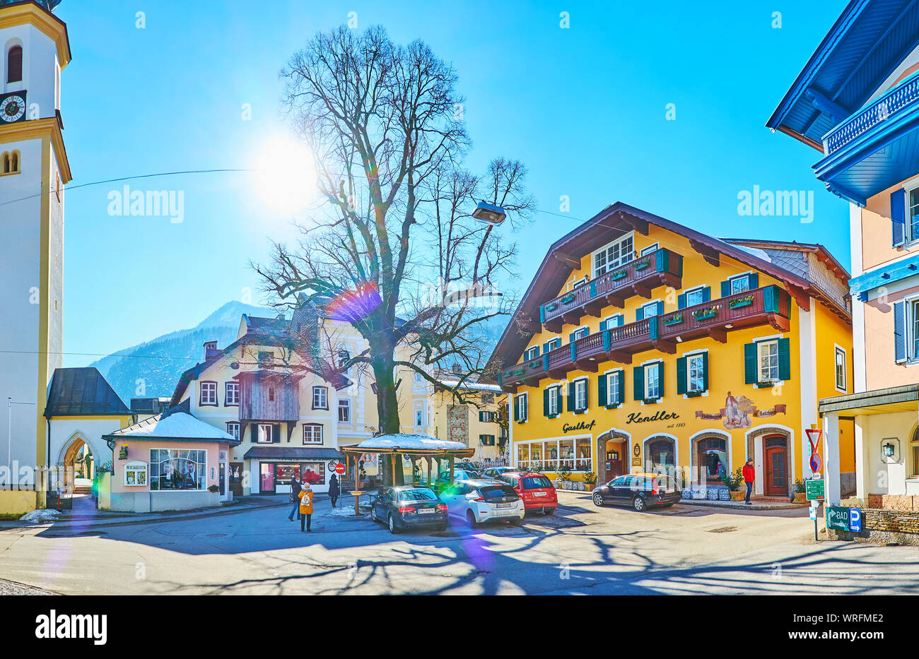 ST Gilgen, Austria - 23 febbraio 2019: storico complesso architettonico di Piazza Kirchenplatz con conserva di New Scenic 5 posti gli edifici e la Pfarrkirche belfry Foto Stock