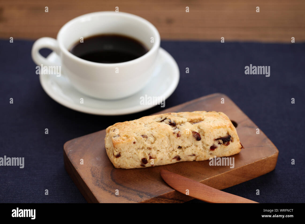 Frutta secca scisolated un biscotto con una tazza di caffè isolato su tavola di legno Foto Stock