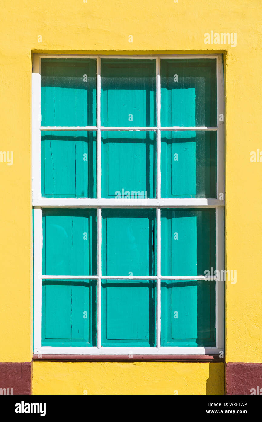Colorato di giallo e turchese finestra di una casa di San Andres villaggio a est di La Palma, Spagna. Foto Stock