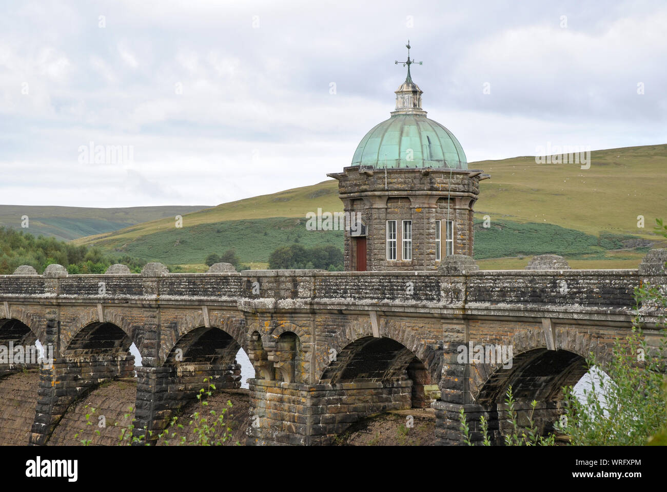 Un tetto a cupola edificio sulla sommità di una diga a Elan Valley, Galles Foto Stock