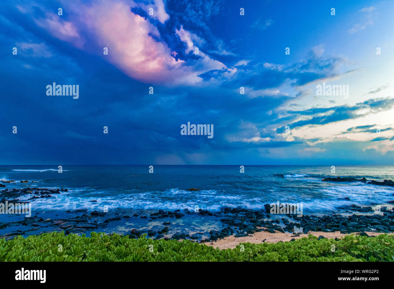 Il tramonto dopo glow sulla spiaggia a Koloa sull'isola tropicale di Kauai, Hawaii, STATI UNITI D'AMERICA Foto Stock