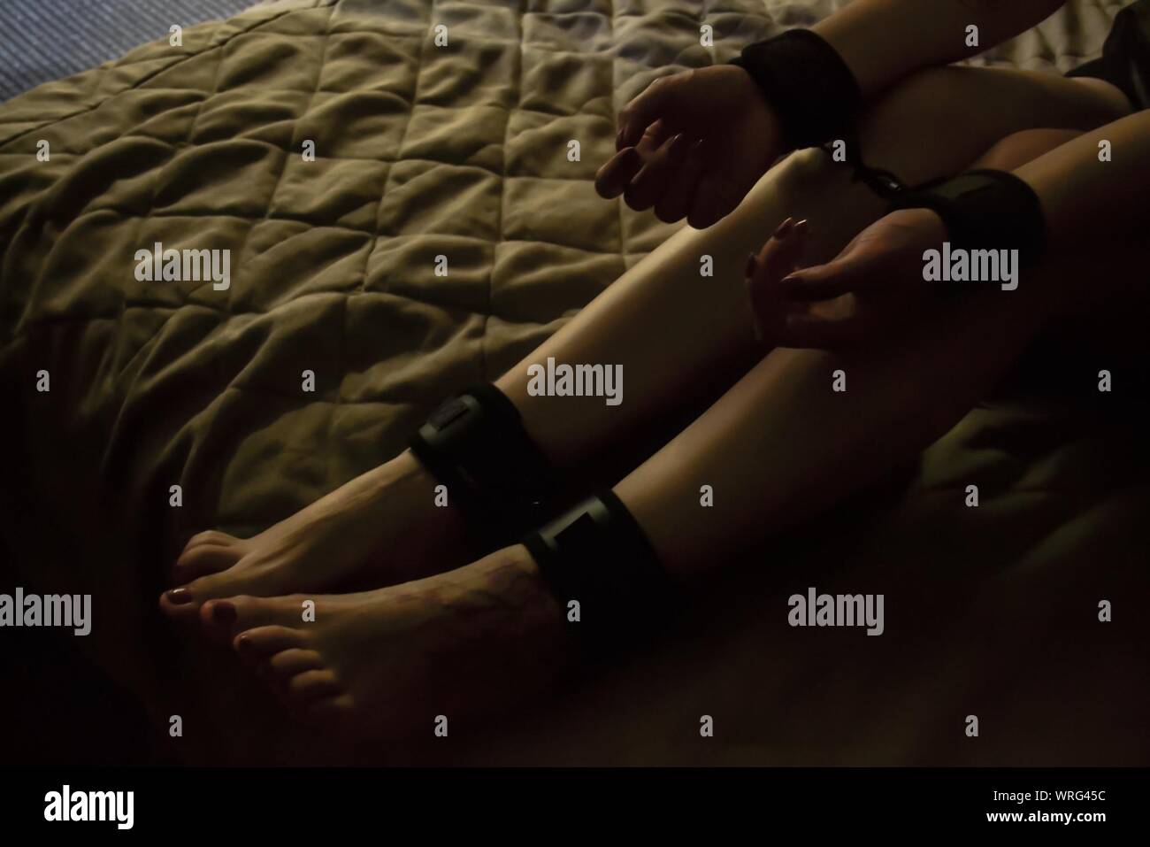 Donna legata al letto immagini e fotografie stock ad alta risoluzione -  Alamy