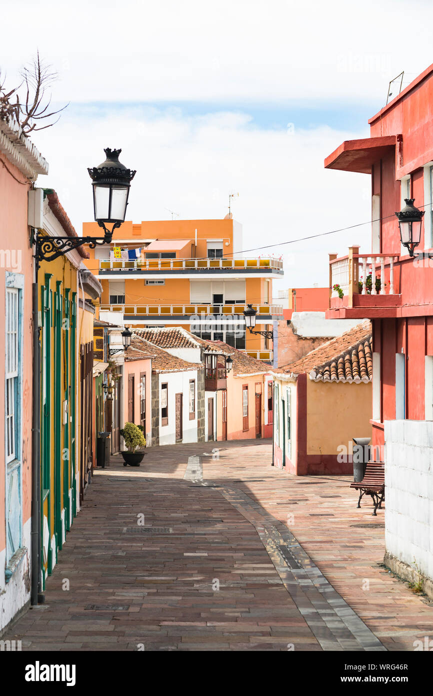 Bella rinnovato case colorate per le strade di Los Llanos, La Palma, Spagna durante la siesta. Foto Stock
