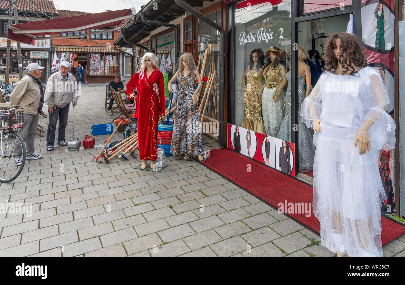 Un negozio di abbigliamento nel Vecchio Bazar Ottomano nella città di Pec (Peja) nella Repubblica del Kosovo nei Balcani centrali. Foto Stock