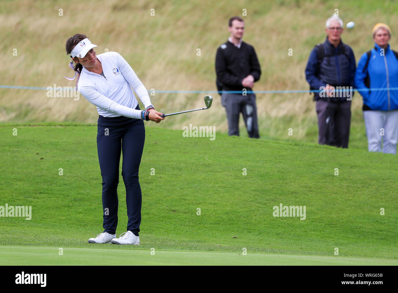 Gleneagles Regno Unito. Il 10 settembre 2019. Nel pomeriggio le associazioni di Hannah Darling e ANNABELL FULLER, rappresentanza dell'Europa versus SADIE ENGLEMANN e Rachel ontrollare che rappresenta gli Stati Uniti, la riproduzione formato fourball, America ha vinto, uno. Immagine di Sadie Englemann chipping al XV verde. Credito: Findlay/Alamy News Foto Stock