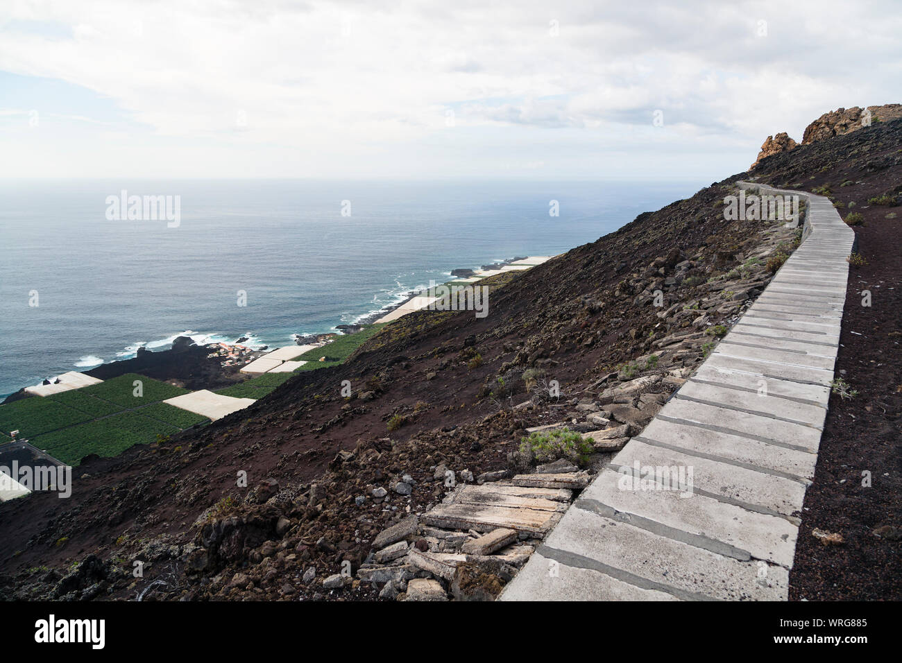 Un canale d'acqua sul fianco del Volcan San Antonio in La Palma, Spagna. Utilizzati per il trasporto di acqua di pioggia per i vigneti. Foto Stock