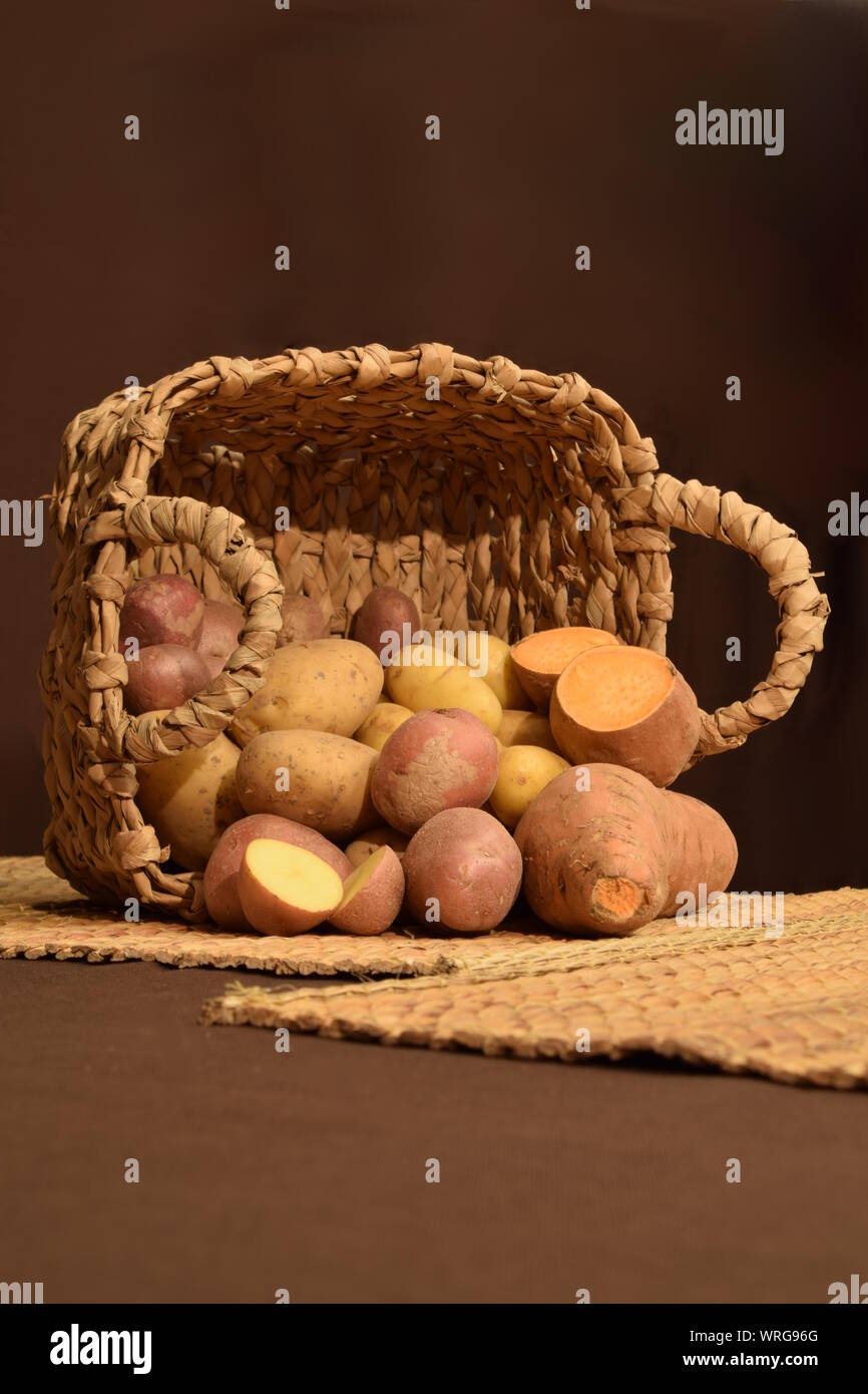 Ensemble di patate diverse in un cestello Foto Stock