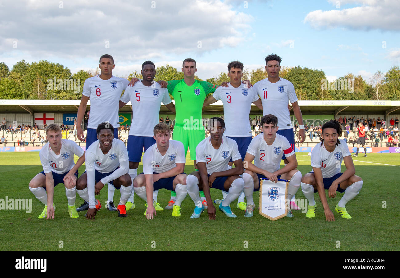 Inghilterra U18 pre corrisponde una foto del team (bancata posteriore l-r) Yunus Musah (Valencia), Teden Mengi (Manchester United), portiere Louie Molden (Manchester City), ha Foto Stock