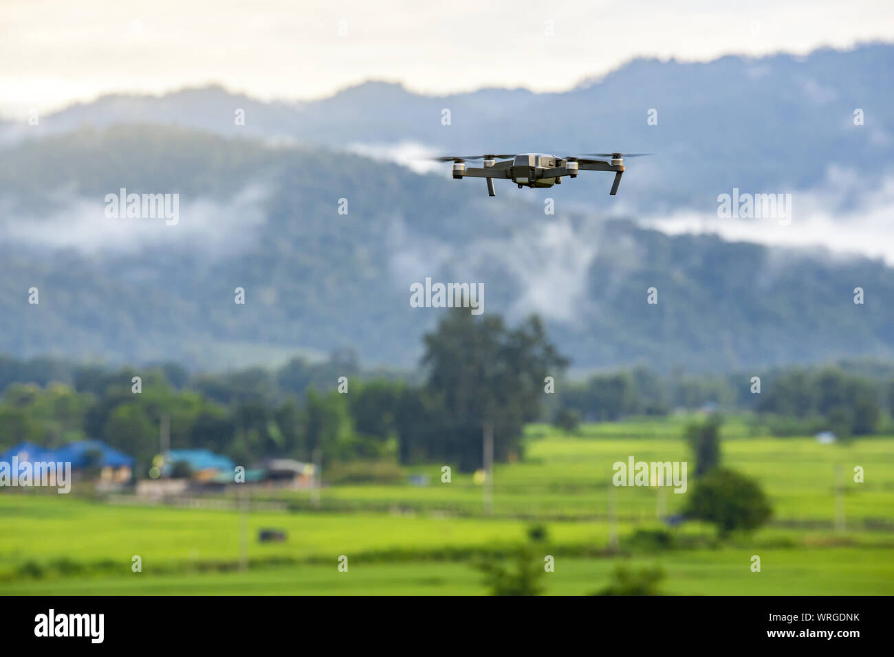 Drone copter battenti con fotocamera digitale in montagna. Foto Stock