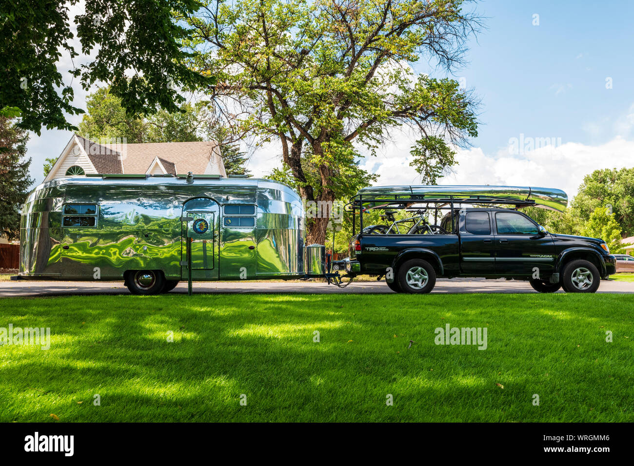 Pick-up con argento canoa tirando un abbinamento di argento rimorchio Airstream Foto Stock