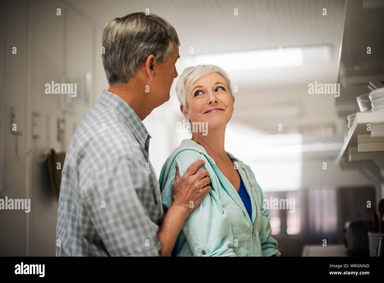 Affettuosa Coppia matura condividono un amorevole momento insieme. Foto Stock