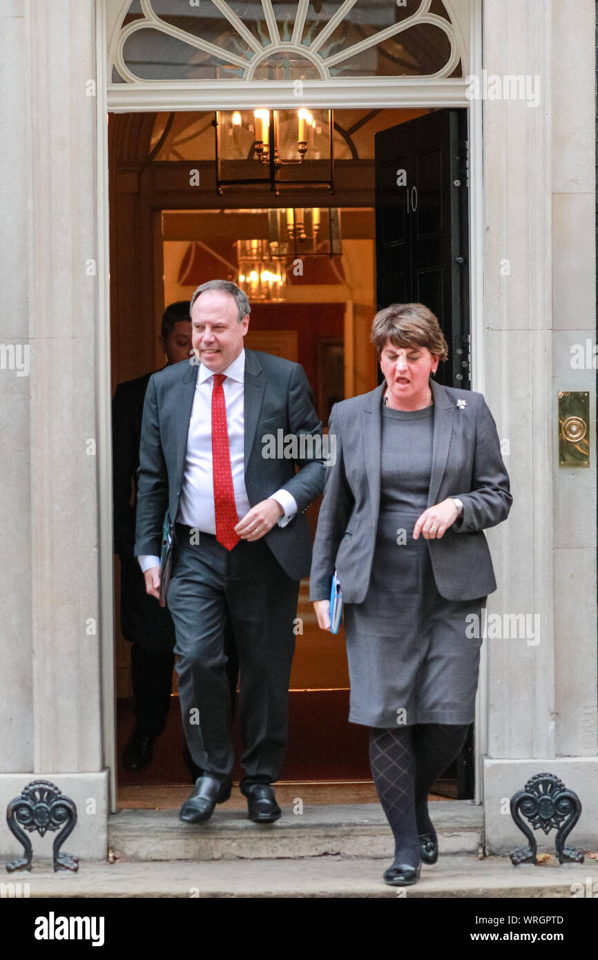 Westminster, Londra, decimo Sep 2019. DUP leader Arlene Foster e vice leader Nigel Dodds lasciare n. 10 di Downing Street in Westminster, ha detto di essere stato incontro il Primo Ministro Boris Johnson. La DUP è attualmente in un governo di coalizione con il Partito conservatore. Credito: Imageplotter/Alamy Live News Foto Stock