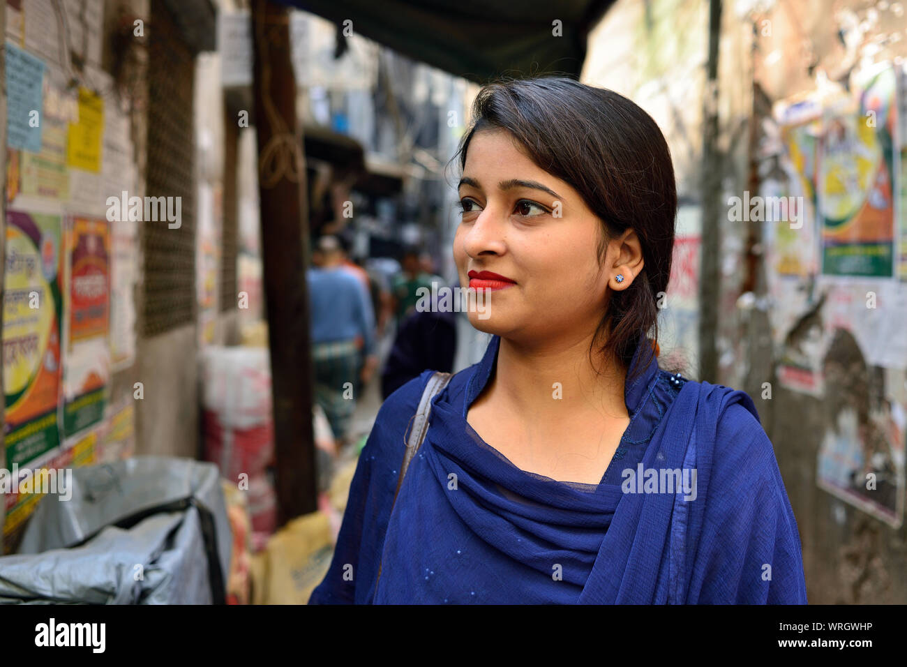 Dacca, Bengala IL BANGLADESH - 25 gennaio 2019: ritratto della bella residente della città capitale del Bangladesh sul trascurato street di Dhaka Foto Stock