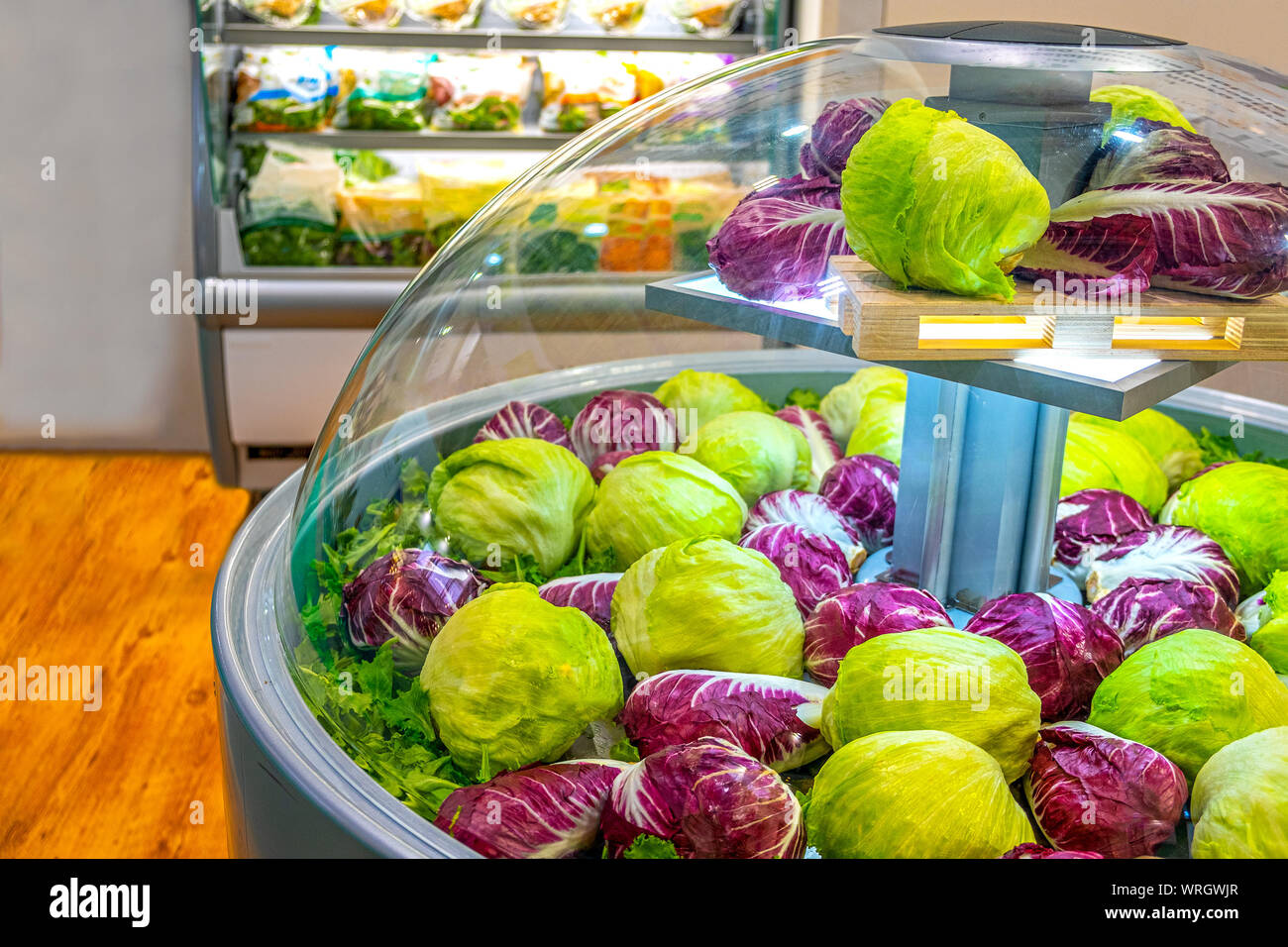 Mercato ortofrutticolo frigorifero insalata di lattuga al supermercato Foto Stock