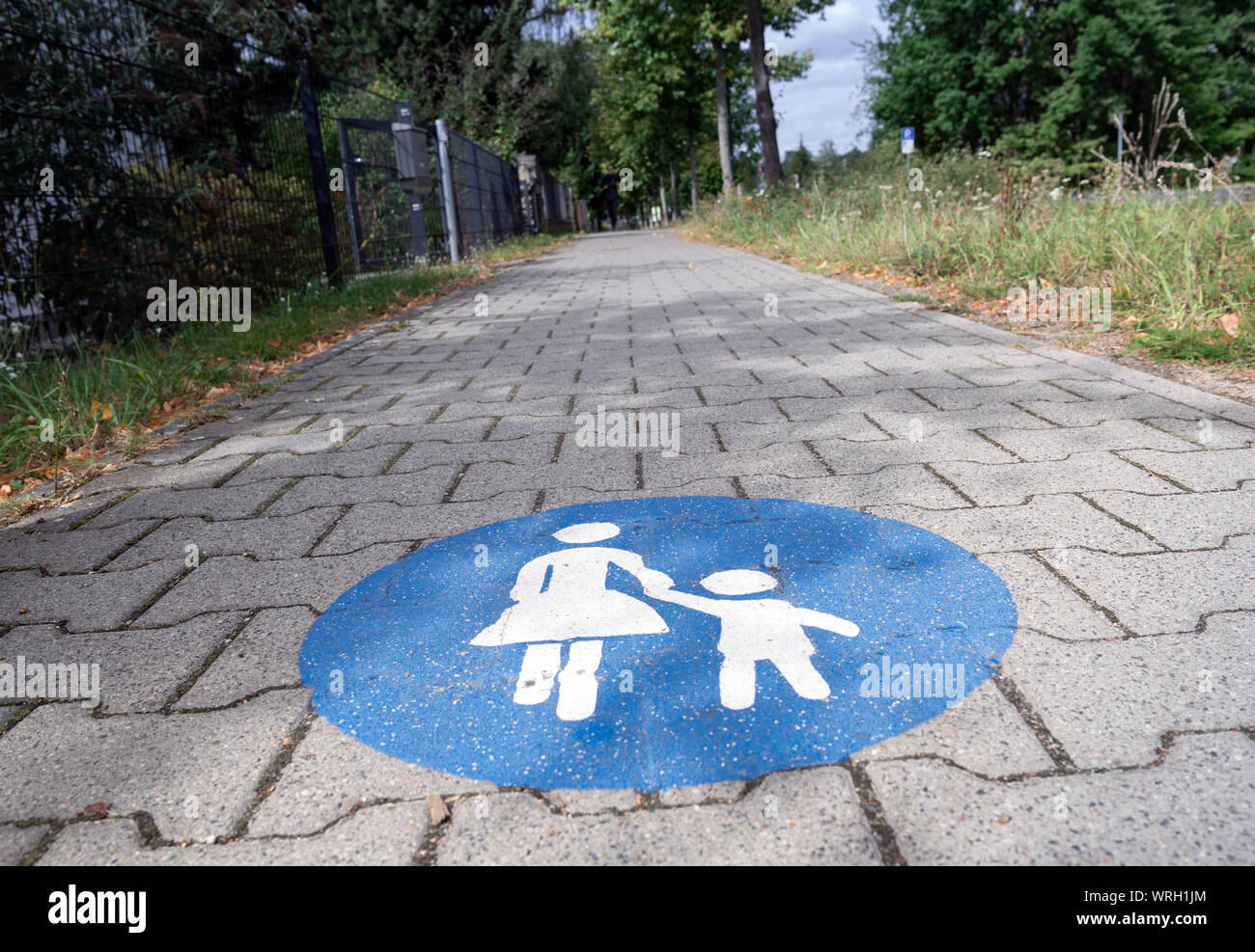 Wandlitz, Germania. Decimo Sep, 2019. Un round, cartello blu 'sidewalk' su un sentiero mostra la rappresentazione stilizzata di un adulto e bambino. Il percorso può essere utilizzato solo come un sentiero da pedoni. I bambini fino all' età di 10 equitazione biciclette sono esclusi. Credito: Soeren Stache/dpa-Zentralbild/ZB/dpa/Alamy Live News Foto Stock