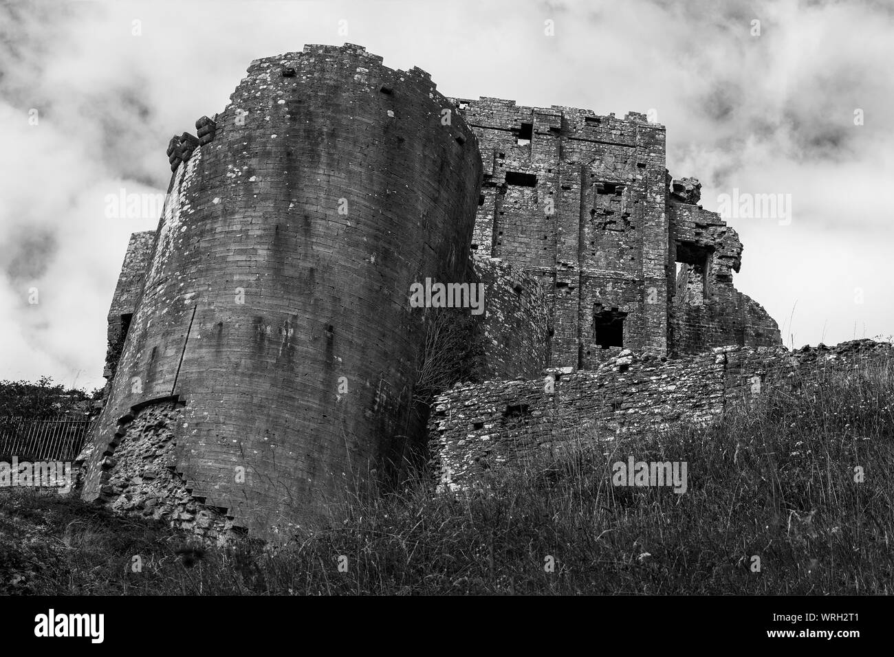 Il villaggio storico di Corfe, Dorset, England, Regno Unito . Il castello in rovina sorge sulle colline di Purbeck affacciato sul villaggio Foto Stock