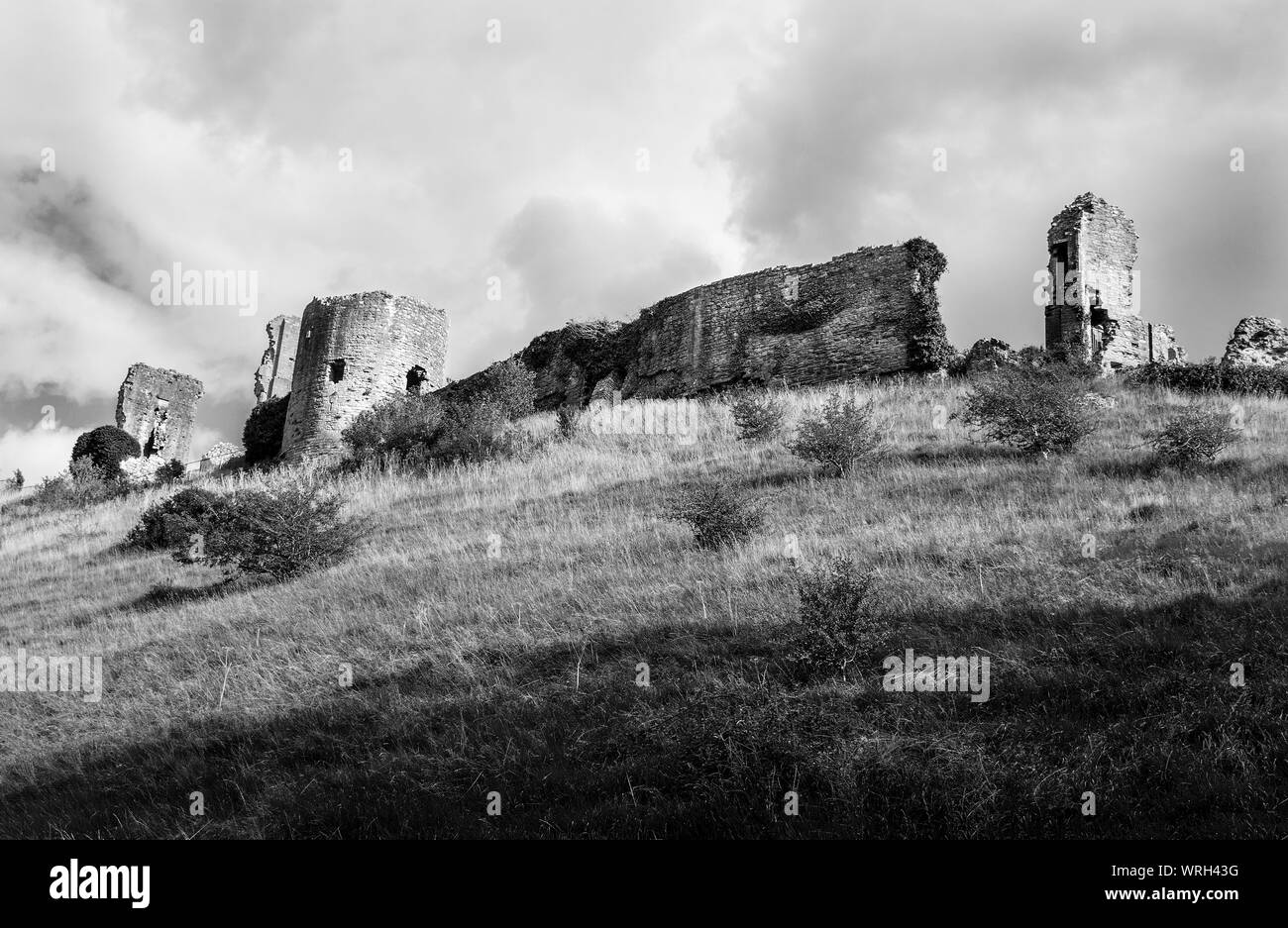 Il villaggio storico di Corfe, Dorset, England, Regno Unito . Il castello in rovina sorge sulle colline di Purbeck affacciato sul villaggio Foto Stock
