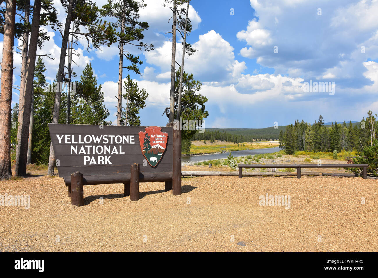 Firmare all'entrata sud del Parco Nazionale di Yellowstone, Wyoming usa con il fiume Snake in background Foto Stock