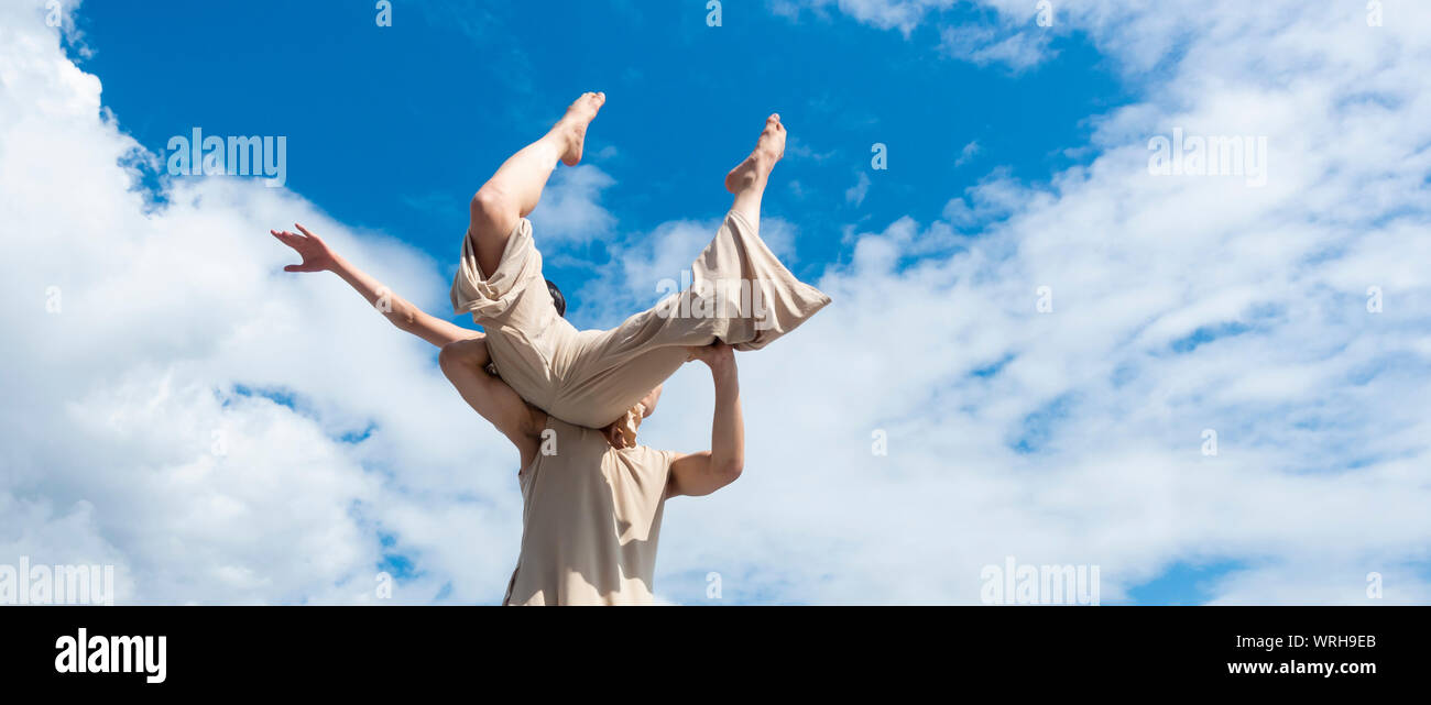 Danzatori provenienti da Corea del Sud eseguire al Billingham festival internazionale del folklore del Mondo Danza, ora nel suo cinquantacinquesimo anno. Foto Stock