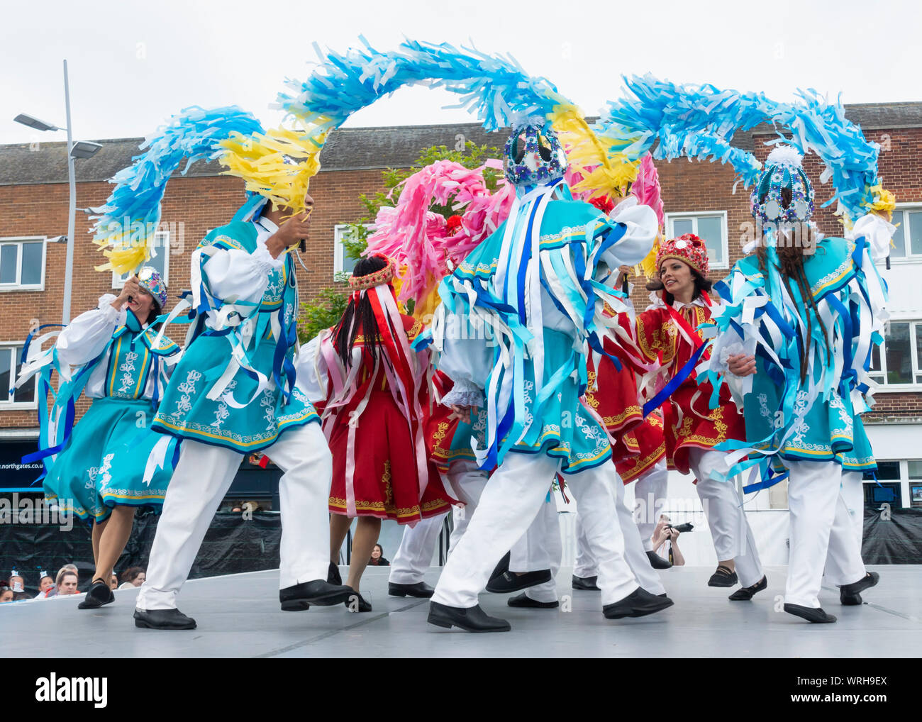 Danzatori provenienti da Brasile effettuando in corrispondenza di Billingham Folklore festival.UK Foto Stock
