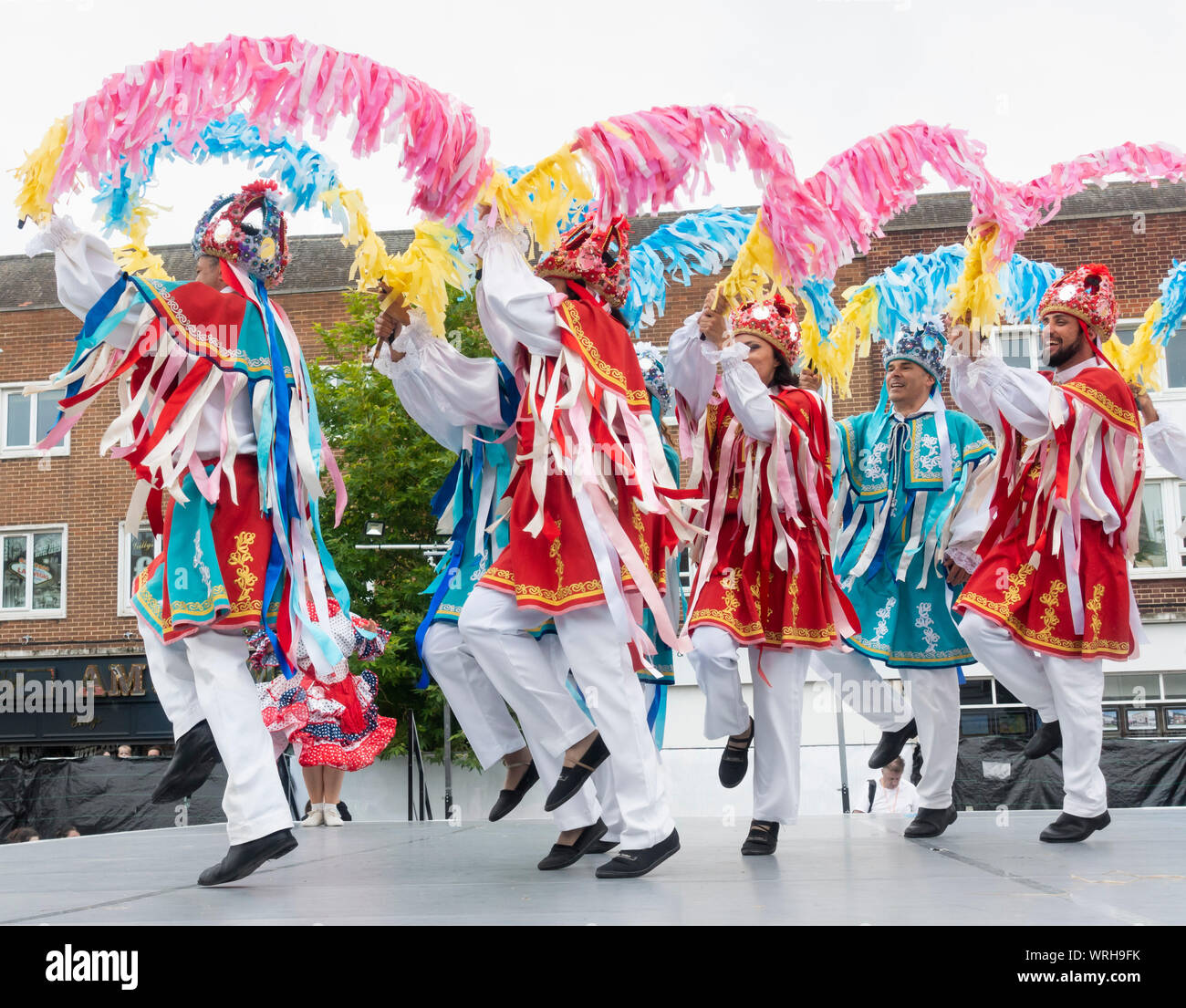 Danzatori provenienti da Brasile effettuando in corrispondenza di Billingham Folklore festival.UK Foto Stock