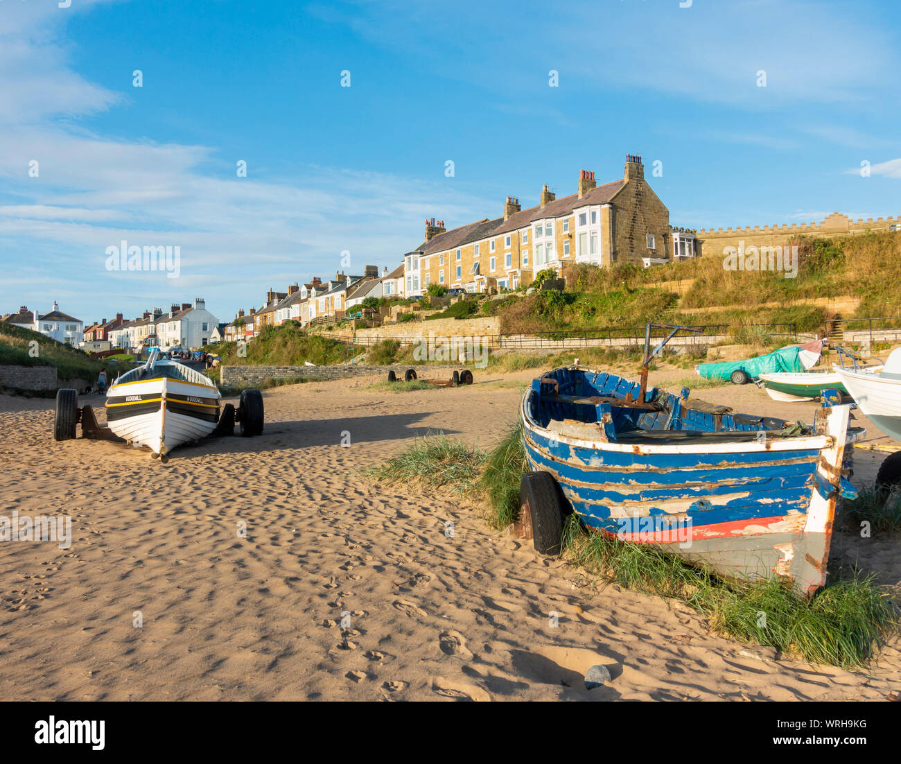 Barche di pescatori sulla spiaggia di Marske, a metà strada tra Saltburn e Redcar sulla costa nord est. In Inghilterra. Regno Unito Foto Stock