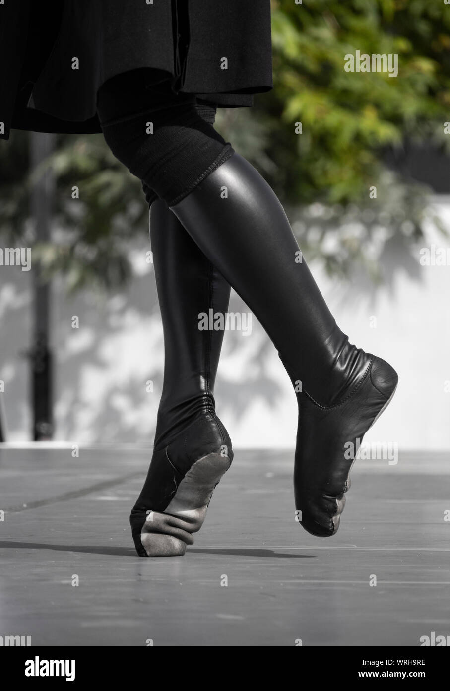 Ballerino maschio dalla Georgia eseguendo danze popolari in costume tradizionale. Foto Stock
